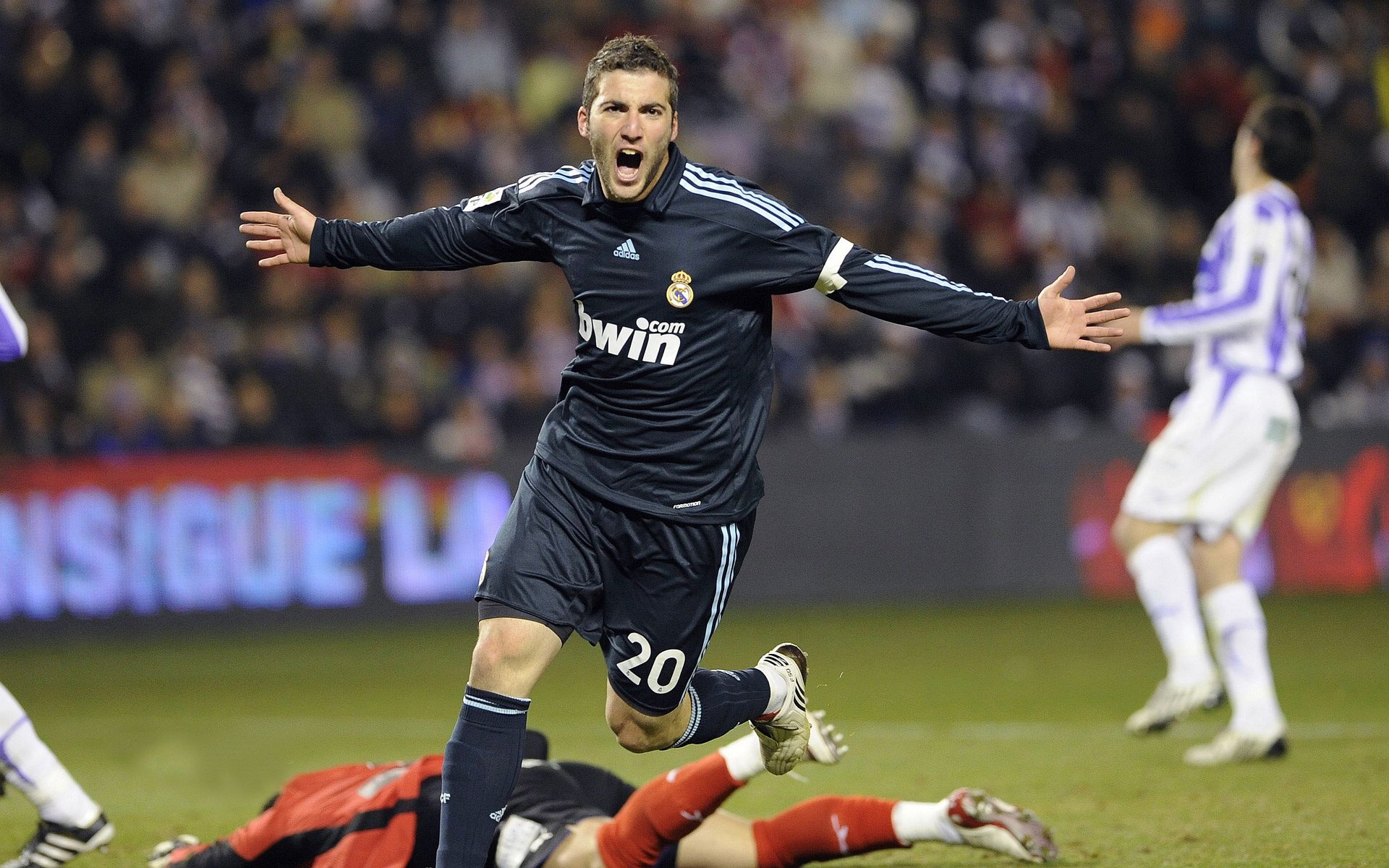 皮特·卡普尔的强劲冲刺助力袋鼠队攻城拔寨，卡尔皮纳袋鼠